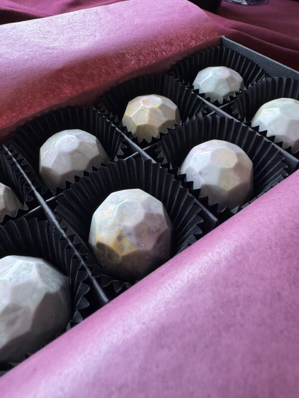 Salted Caramel and Hazelnut Praline Premium Bonbons Gift Box | 8 pcs - Image 2